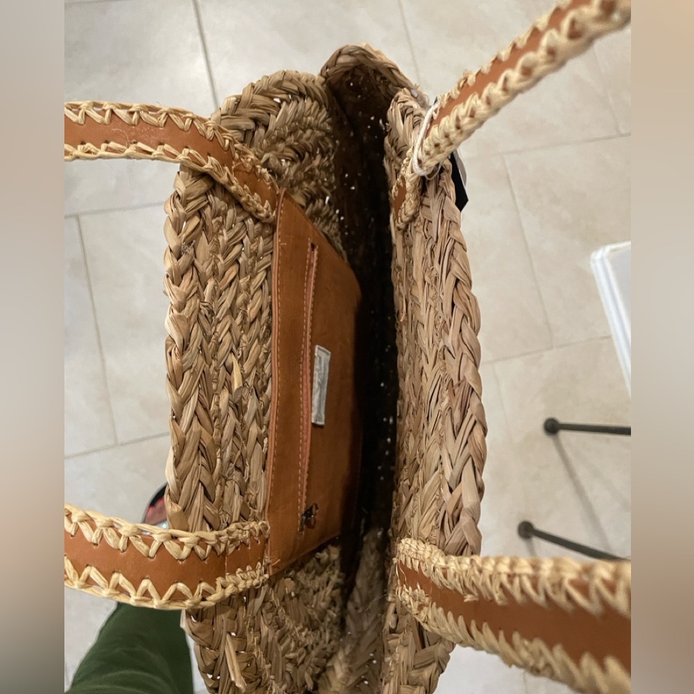 🔥 NWT~The VACATION TOTE Universal Treads Round Straw Tote Bag 1 Inside pocket - Picture 6 of 12